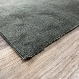 Alfombra verde de pelo corto de poliamida – Affinity – detalle del borde
