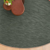 Alfombra verde de pelo corto de poliamida 220x400 – Clarity, en un salón (2)