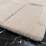 Tapis géométrique ivoire en laine – Deep 3D : détail de la bordure