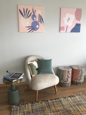 Tapis moderne pastel en laine avec franges, posé dans un coin détente pour illustrer son intégration décorative