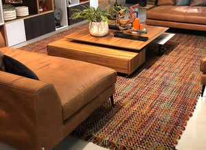 Tapis moderne coloré en laine, style écossais tweed-tartan, intégré dans un salon pour un rendu décoratif chaleureux