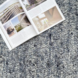 Tapis gris en laine – Looping : détail du tissage