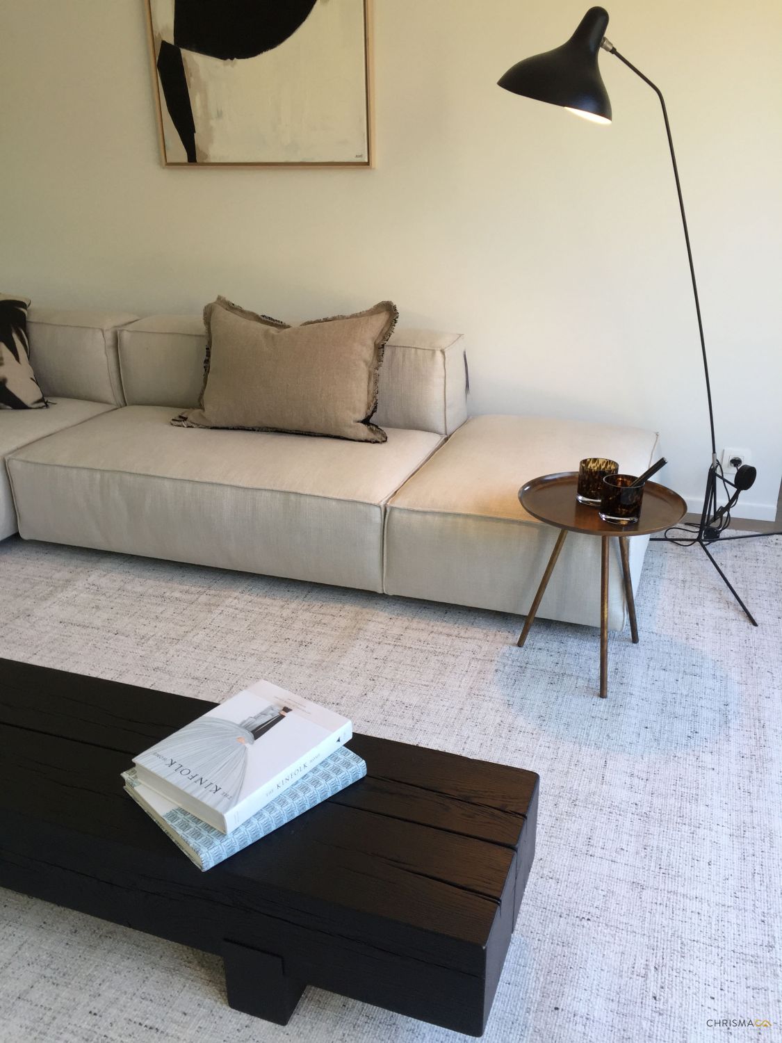 Tapis blanc gris en laine et viscose tissé main – intégré dans un salon moderne