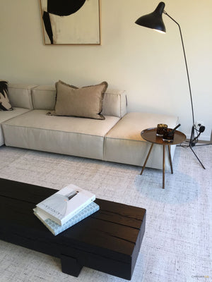 Tapis blanc gris en laine et viscose tissé main – intégré dans un salon moderne
