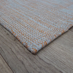 Détail du tapis gris et orange – angle du tapis montrant la bordure, la finesse du tissage et les nuances de couleurs