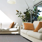 Tapis gris et orange en laine et viscose – Hamilta, dans un salon