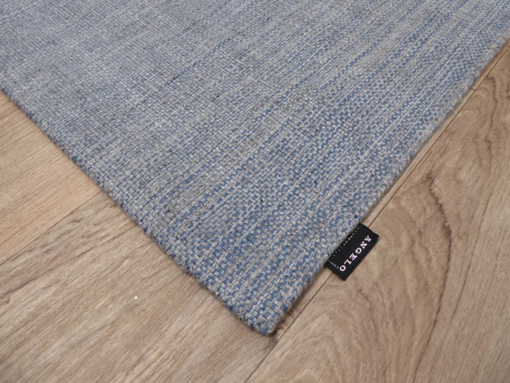 Tapis gris et bleu tissé main – vue d’angle mettant en valeur les nuances et le relief du tissage artisanal