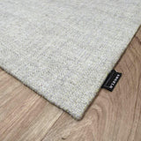 Vloerkleed grijs laagpolig van wol en viscose – Hamilta – detail van de rand