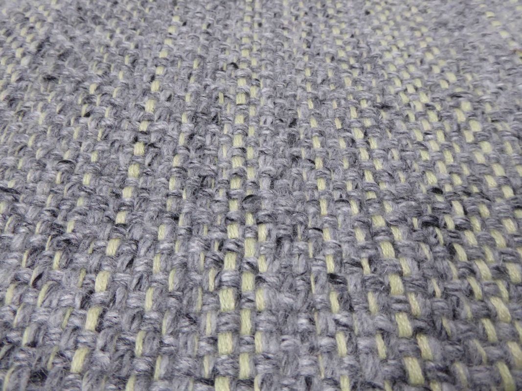 Détail du tapis gris jaune tissé main – gros plan sur la texture et les fils de laine et viscose entrelacés