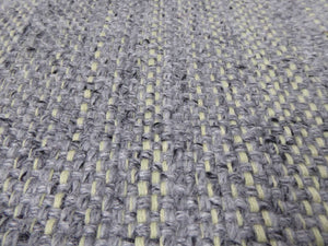 Détail du tapis gris jaune tissé main – gros plan sur la texture et les fils de laine et viscose entrelacés