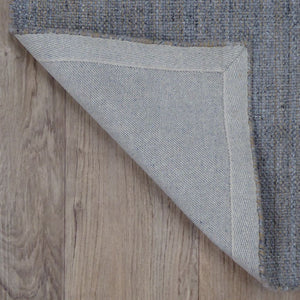 Revers du tapis gris et beige tissé main – texture du tissage artisanal et qualité des matériaux en laine et viscose