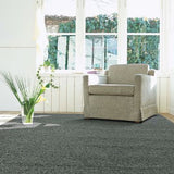 Alfombra gris oscura de lana bouclé – Lagoon, en un salón