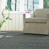 Alfombra gris oscura de lana bouclé – Lagoon, en un salón (2)