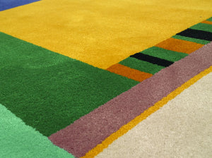 Tapis de designer géométrique aux nuances de beige et lignes en viscose crème brillante 640-TKDOD-632 par Thomas King pour angelorugs, en vente chez Bel-Deco.