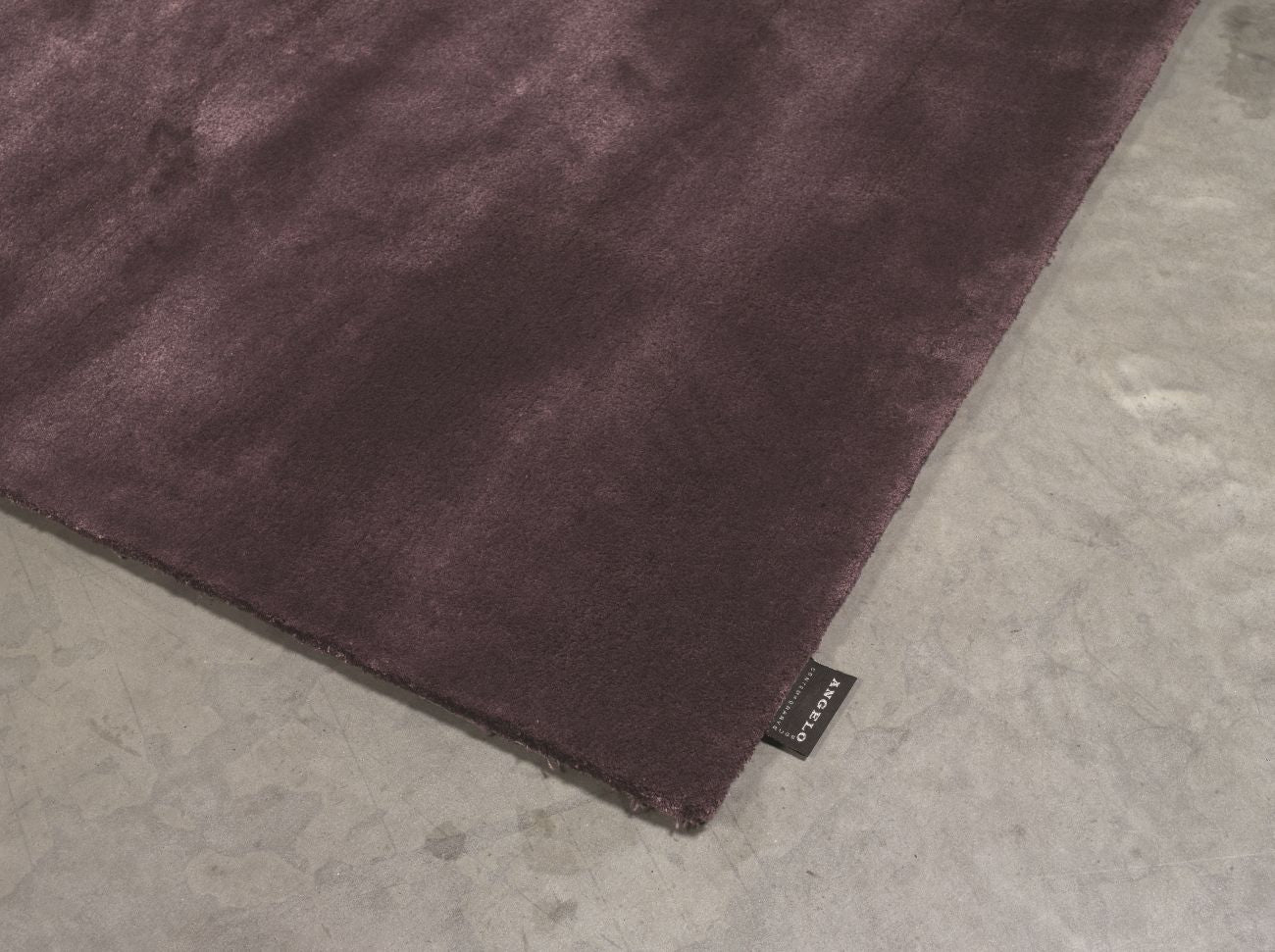 Tapis violet artisanal en viscose vu en perspective – reflets brillants et douceur soyeuse