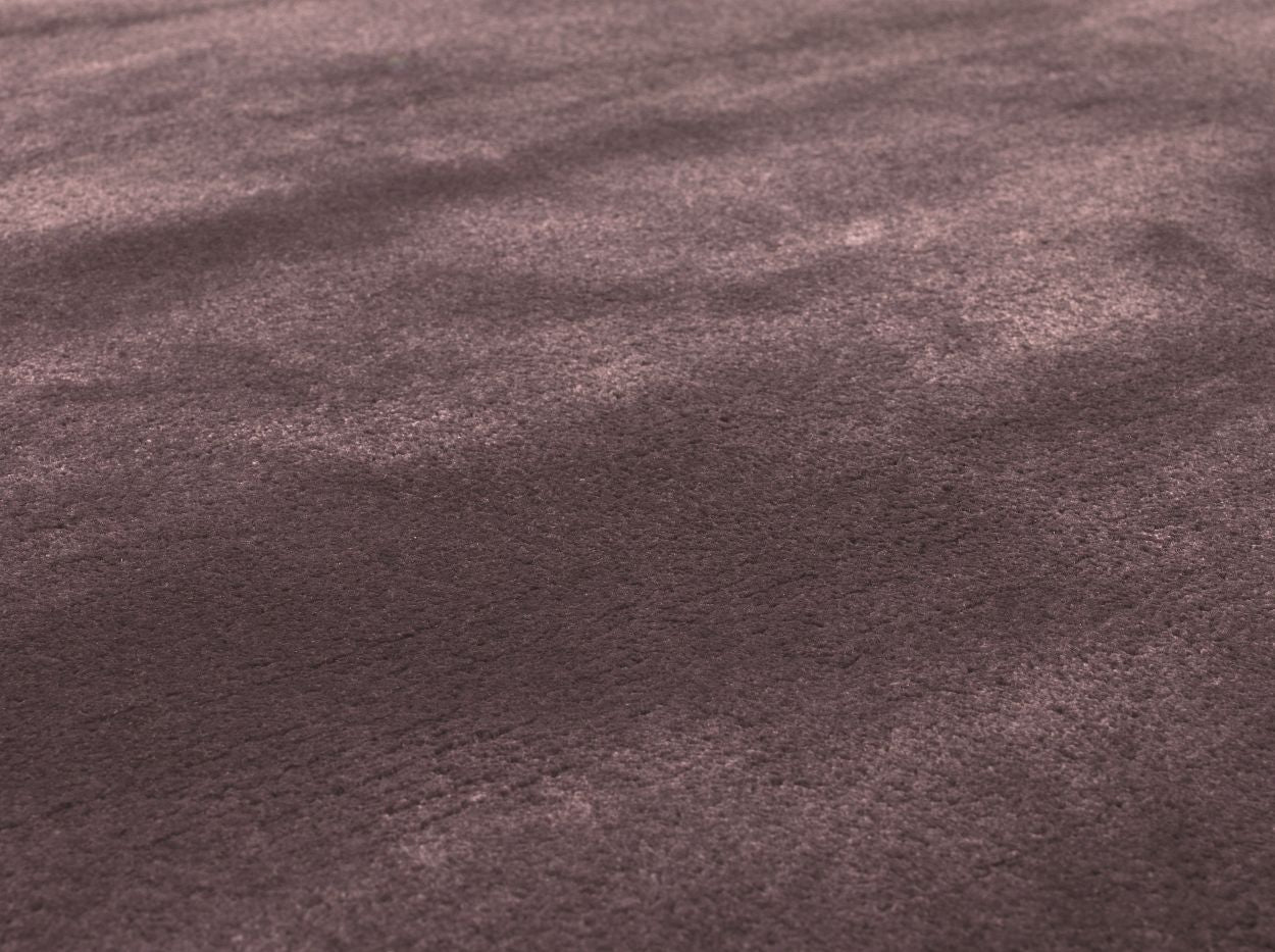 Détail du tapis violet en viscose – texture soyeuse, tissage artisanal et reflets lumineux