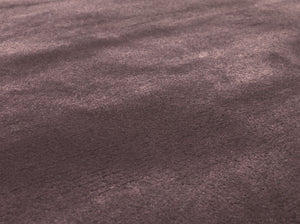 Détail du tapis violet en viscose – texture soyeuse, tissage artisanal et reflets lumineux