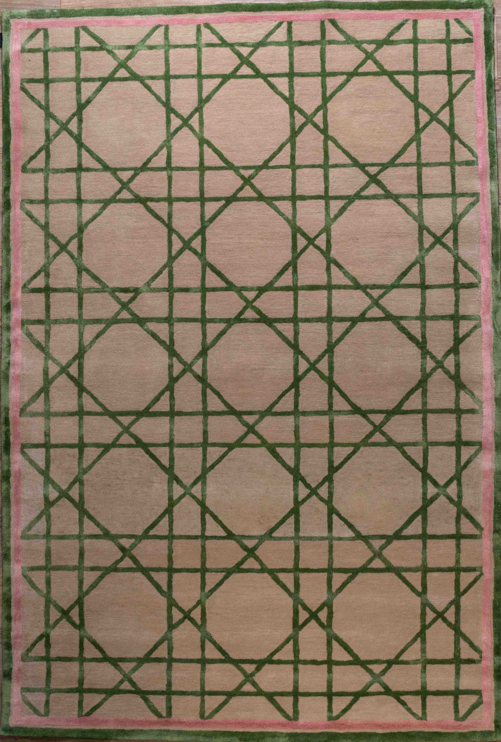 Tapis contemporain haut de gamme London Cannage référence 640-CAN4761 par angelorugs, design à motif tressé vert et bordure rose sur fond beige, chez Bel-Deco.