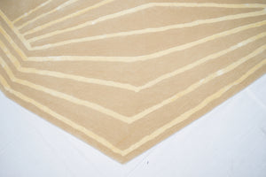 Tapis de designer géométrique aux nuances de beige et lignes en viscose crème brillante 640-TKDOD-632 par Thomas King pour angelorugs, en vente chez Bel-Deco.