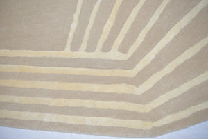 Tapis de designer géométrique aux nuances de beige et lignes en viscose crème brillante 640-TKDOD-632 par Thomas King pour angelorugs, en vente chez Bel-Deco.