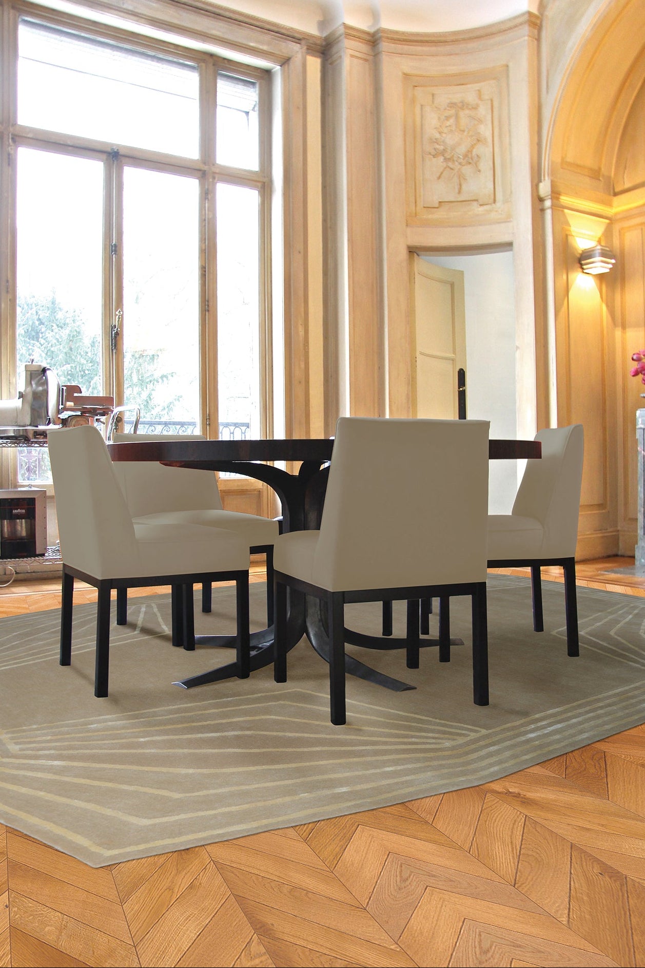 Tapis de designer géométrique aux nuances de beige et lignes en viscose crème brillante 640-TKDOD-632 par Thomas King pour angelorugs, en vente chez Bel-Deco.