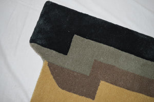 Tapis de designer géométrique asymétrique Metric Multicolour 640-TKMET630 par Thomas King pour angelorugs, nuances sable, ocre et noir, chez Bel-Deco.