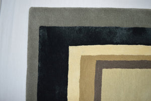 Tapis de designer géométrique asymétrique Metric Multicolour 640-TKMET630 par Thomas King pour angelorugs, nuances sable, ocre et noir, chez Bel-Deco.

