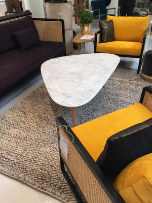 Tapis en laine ivoire et gris installé dans un salon moderne, ambiance chaleureuse 