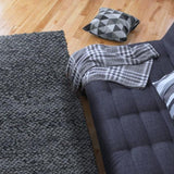 Tapis gris bleu à poils longs en laine – Waves, dans un salon (2)
