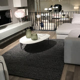 Tapis gris bleu à poils longs en laine – Waves, dans un salon (3)
