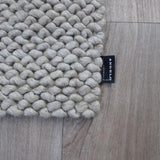 Tapis ivoire en laine feutrée – Waves : détail de la bordure