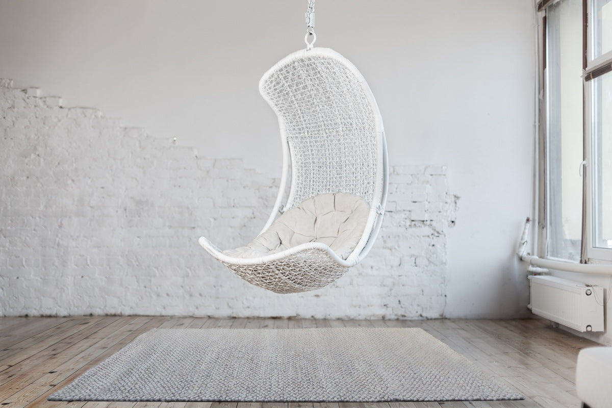 Tapis en laine beige et blanc à relief dans une pièce contemporaine, ajout de chaleur et de confort à la décoration