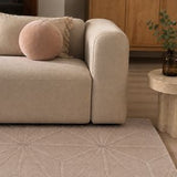 Alfombra beige de lino anudada a mano – Legend, en un salón