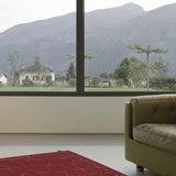 Alfombra roja de lana y viscosa – Harmony, en un salón