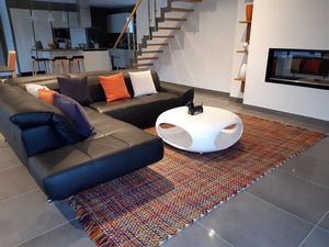 Tapis moderne coloré en laine, style écossais tweed-tartan, intégré dans un salon contemporain