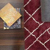 Alfombra bereber roja de lana – Zaghouan, en un salón