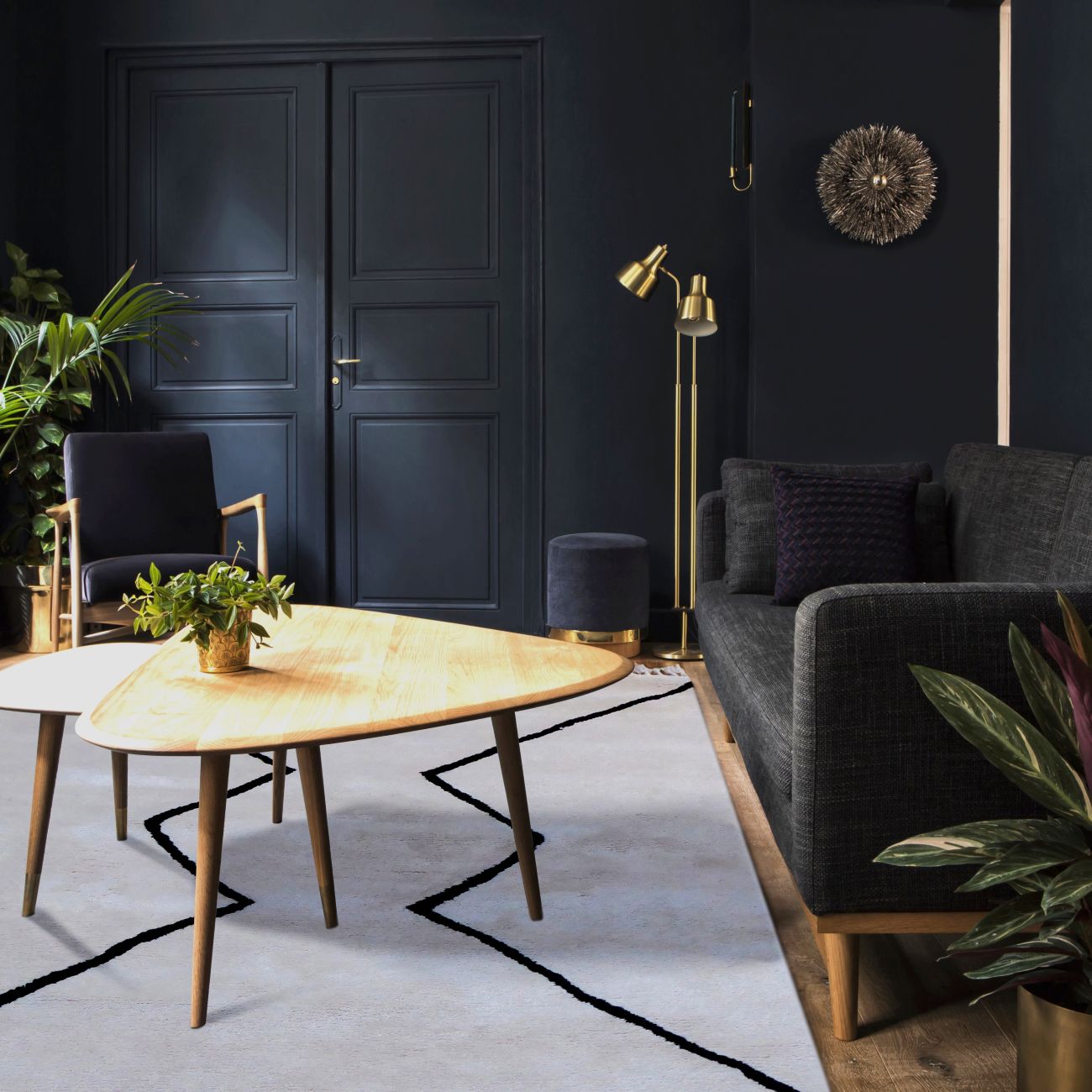 Tapis en laine ivoire avec motif fin noir posé au sol dans un salon design