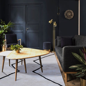 Tapis en laine ivoire avec motif fin noir posé au sol dans un salon design