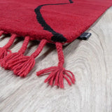 Tapis berbère rouge et noir en laine – Boumia : détail de la bordure