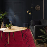 Tapis berbère rouge et noir en laine – Boumia, dans un salon (2)