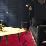 Tapis berbère rouge et noir en laine – Boumia, dans un salon