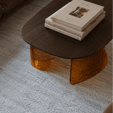 Tapis bleu et blanc en soie de bambou – Sievy, dans un salon