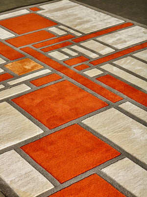 Tapis à motifs géométriques blanc et oranges - signature par Louis Herman De Koninck (220x300)