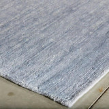 Tapis bleu et blanc en soie de bambou – Sievy : détail de la bordure