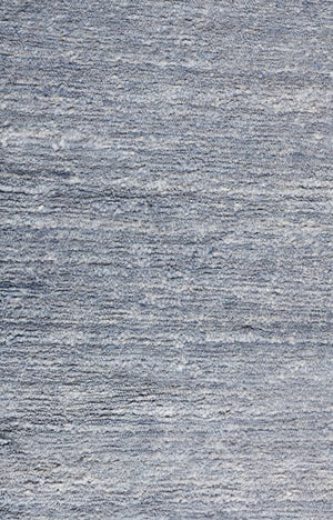 Gros plan sur la texture soyeuse du tapis en soie de bambou bleu et blanc, fibres douces et détaillées