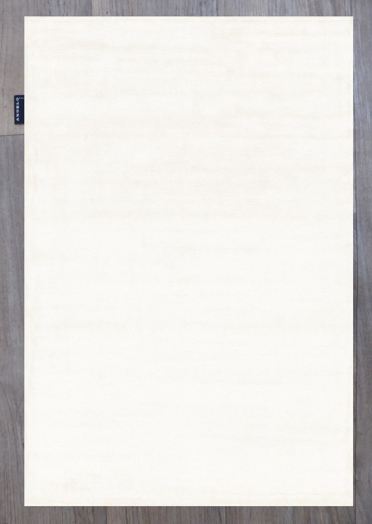 Tapis blanc brillant et soyeux en viscose fait main, vu de face, texture fine et élégante