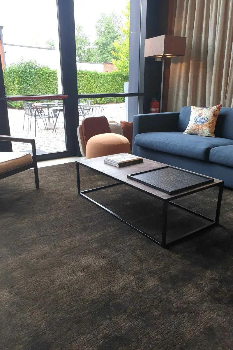 Teppich Dunkelbraun aus Wolle – Bhurkan, im Wohnzimmer