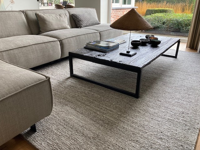 Tapis gris taupe en PET recyclé intégré dans un salon moderne, solution durable