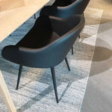 Vloerkleed wit en blauw van gerecycled PET – Pianic, in een eetkamer