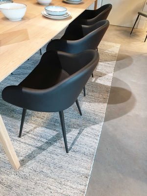 Tapis écologique bleu et blanc en PET recyclé intégré dans une salle à manger moderne, touche déco responsable